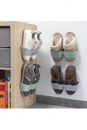 Klijuojamos batų lentynos...